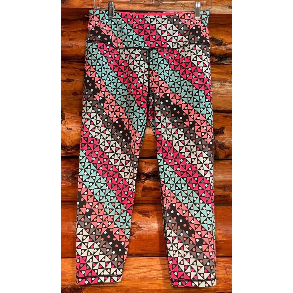 Victoria's Secret Knockout Capri‎ Leggings Size Medium